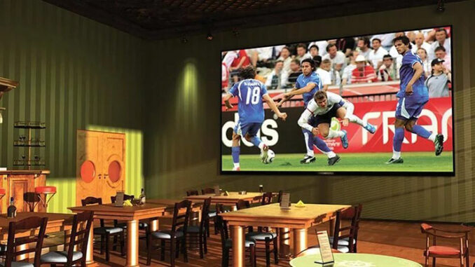 Xu hướng mở quán café kết hợp chiếu bóng đá trực tiếp: Làn sóng mới hút khách trẻ